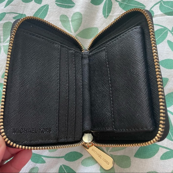 Patent black leather Michael Kors walllet - Picture 2 of 5